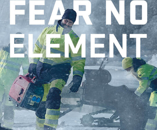 Työmies lumimyrskyssä Fear No Element -malliston vaatteet päällä.