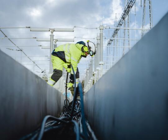 Blåkläderin palosuojatut työvaatteet työmaalla